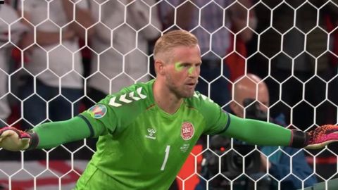 Un l�ser apunta a la cara de Casper Schmeichel durante el lanzamiento del penalti de Harry Kane 
