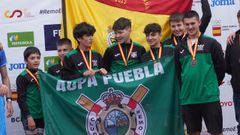Los pobrenses, en el podio tras recoger las medallas y con la bandera de Espa�a que les acredita como campeones nacionales.