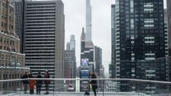 Varias personas, en la terraza de uno de los edificios de Times Square, en Nueva York.