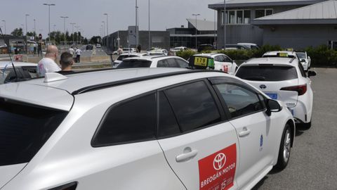 Imagen de archivo de taxis en el aeropuerto de Alvedro