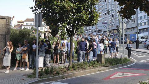 Imagen de la cola este martes en la inmobiliaria Julio Gerpe. Marcos, Adran y Sofa llegaron a las ocho y media de la maana, pero no pudieron avanzar de la esquina que une la Avenida de Vilagarca con la Avenida de Ferrol.