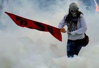 La polic�a emple� gases lacrim�genos y ca�ones de agua contra los manifestantes. 