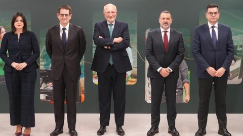 El presidente, Juan Roig, acompa�ado a su izquierda por Hector Hern�ndez