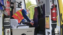 El conductor de una ambulancia del 061 desinfecta el veh�culo tras un traslado al hospital