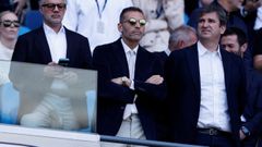 Khaldoon Al Mubarak, presidente del Manchester City, en el centro de la imagen.
