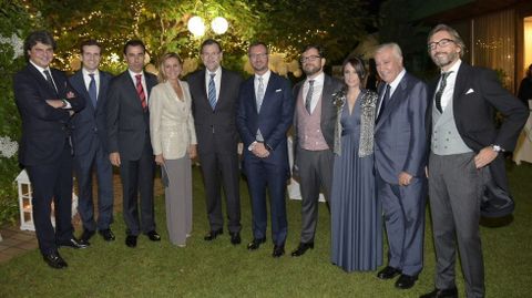 Posado de los novios con algunos de los invitados