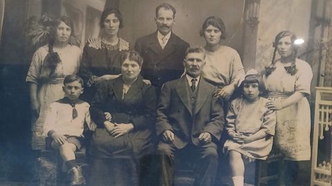 Nicol�s Rodr�guez y su mujer, Casilda Lamigueiro, junto a siete de sus hijos (Hermitas, la molinera no aparece puesto que estaba en el molino)