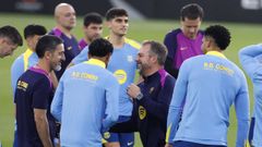 Hansi Flick, durante una sesi�n junto a varios jugadores del Barcelona, entre ellos Lamine Yamal.
