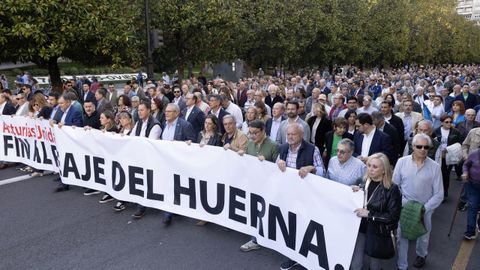 Varias personas con una pancarta, durante la manifestaci�n en contra del peaje del Huerna, a 17 de octubre de 2025, en Oviedo, Principado de Asturias (Espa�a).