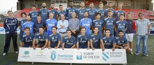 Toda la plantilla poso junto al presidente y representantes del Concello en el campo de As Eiroas en B�rtoa. 