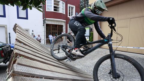 Elementos urbanos y otros colocados ad hoc crean un trazado espectacular