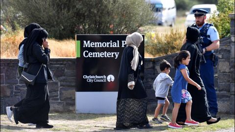 Un grupo de personas llegan al cementerio Memorial Park de Christchurch para asistir al funeral de dos de las v�ctimas de la matanza