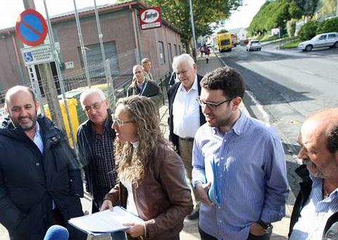 Concejales y representantes vecinales, ayer en la avenida 19 de Febrero.
