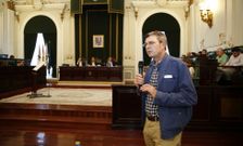Rom�n Santalla, de Uni�ns Agrarias, explic� en el pleno provincial la situaci�n del sector l�cteo. 