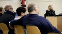 La familia de las v�ctimas, en primera fila del p�blico, con la acusada al fondo.
