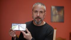 Paulino ense�a una foto de su peregrinaci�n a la India.