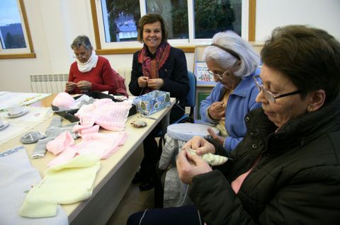 Calceta y punto en el local social de Gusamo