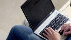 Usuario emplea el port�til para hacer una consulta telem�tica. 