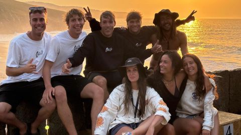 lvaro, en el centro con la sudadera negra, y Berto, a la derecha con el gorro, despus del rescate al baista y del campeonato de Bodyboard en Valcovo