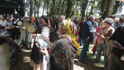 Un grupo de m�sica tradicional actu� en la devesa despu�s del preg�n