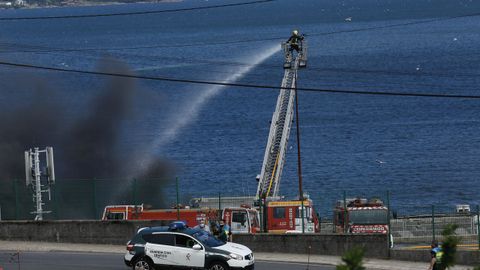 Continan los trabajos de extincin del incendio que afecta a las instalaciones de Jealsa