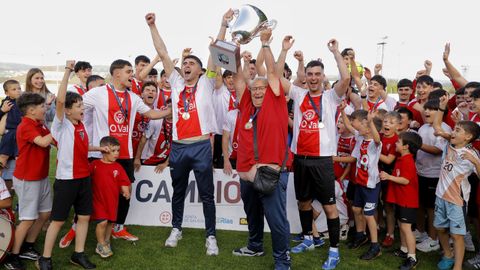 O Val levantando su Copa Ferrol en Mugardos. 