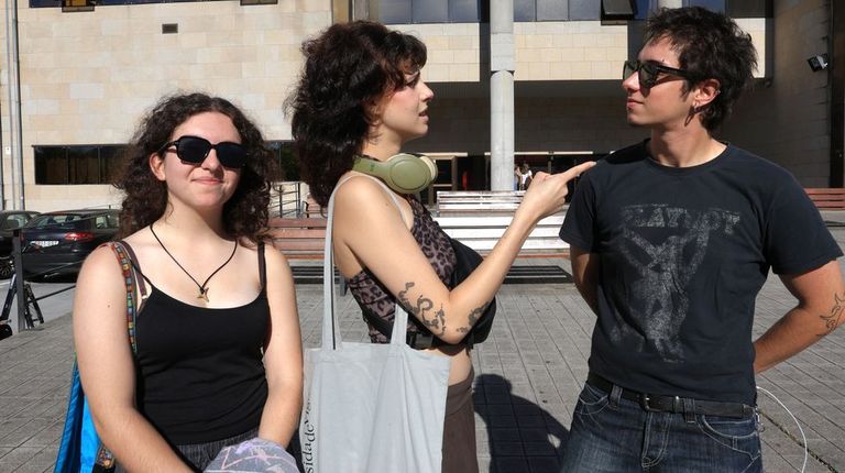 Tres j�venes que se estrenan este a�o en Pontevedra como universitarios y que no prev�n salir de fiesta a pubs y discotecas.