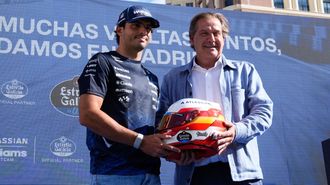 El piloto Carlos Sainz y el presidente ejecutivo de Hijos de Rivera, Ignacio Rivera, durante un acto ayer junto a los Cines Callao, en Madrid, donde se disputa este fin de semana el gran premio de f�rmula 1.