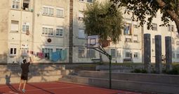Conxo dispone de una gran extensi�n donde relajarse y jugar en su pista de b�squet, en el parque infantil o corriendo. 