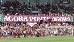 Imagen del Fondo Norte en la final del playoff de ascenso ante el Betis B en 2024