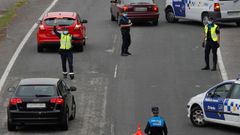 Agentes de polic�a realizan un control de tr�fico a la entrada de Santullano, Oviedo