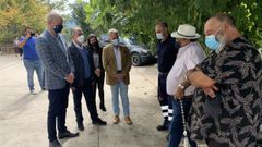 Un momento de la visita que ecfectuaron Arturo Parrado y Julio �lvarez al barrio de Toucedo