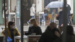 Los clientes llenaron ayer las terrazas del centro pese a la incesante lluvia ca�da desde la ma�ana