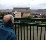 El due�o se�ala la ventana por donde huyeron los ladrones. 