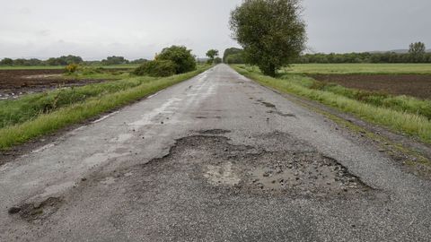 Socav�n en la carretera provincial entre Casaso� y Vilar de Barrio, que depende de la Diputaci�n de Ourense.