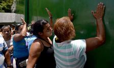 Familiares de presos golpean la puerta de la prisi�n de Yare tras conocer los enfrentamiento.