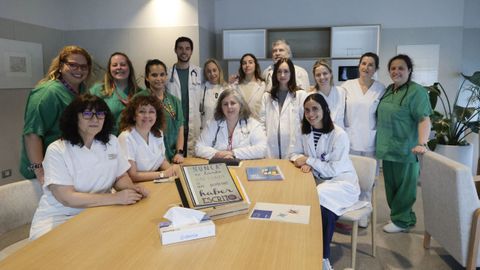 El equipo de la Unidad de Paliativos en el Hospital de Oza, A Coru�a. La doctora Leticia Hermida en el centro. 