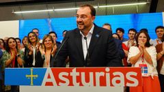 El presidente del Principado de Asturias y candidato del PSOE a la reeleccin, Adrin Barbn, interviene durante el seguimiento de la jornada electoral en la sede del FSA-PSOE