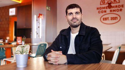 El cofundador de la cadena gallega de comida r�pida Gazteka, David Garc�a, en uno de los cinco establecimientos que tiene la empresa.