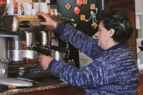 Feriantes y vecinos llenan el bar la ma�ana del feir�n. 