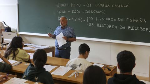 Un profesor, explicando uno de los ex�menes de la selectividad del pasado curso, en una imagen de archivo.