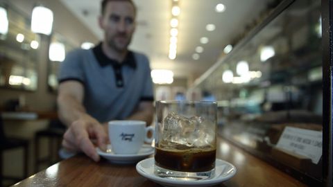 Un resultado «espectacular». Una vez servido, se produce el «baipás»: la intensidad del café se reduce, al derretirse parte de los hielos, y el sabor es «perfecto».
