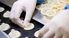 Proceso de fabricaci�n de preservativos en una factor�a de Kuala Lumpur (Malasia).