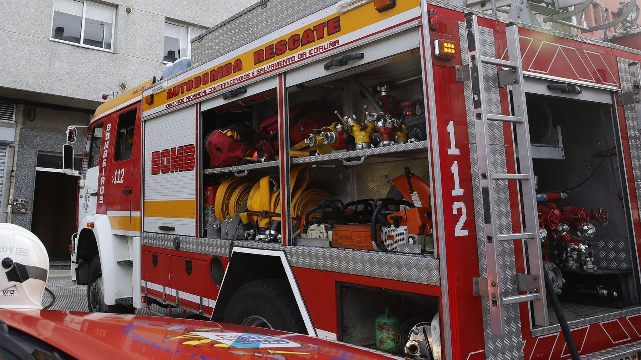 Tres personas trasladadas al Chuac por inhalación de humo tras un incendio en una vivienda de Culleredo
