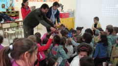 Charla sobre incendios forestales en Trives.Los escolares atendieron las explicaciones de un agente forestal