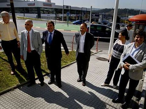 El alcalde y el presidente de Agrela visitaron la calle. 