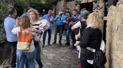 Participantes en la fiesta bailan al son de uno de los once grupos que act�an este fin de semana en Vilach�