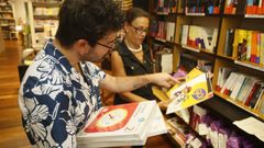 Un hombre mira libros de texto en la librera Porta da Vila, en Viveiro