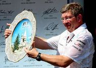 En la imagen, el jefe de Mercedes sostiene el trofeo que logr� su equipo en Hungr�a.