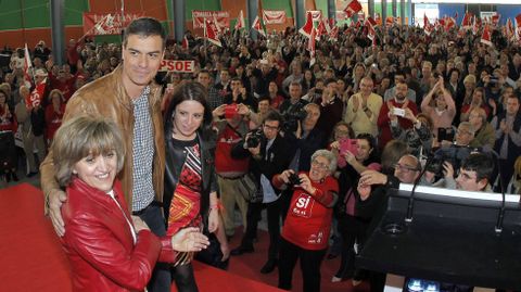 El candidato a la Secretar�a General del PSOE Pedro S�nchez (c), acompa�ado de la diputada asturiana Adriana Lastra (d), que coordina su candidatura, y la senadora Mar�a Luisa Carcedo (i), durante el acto de campa�a celebrado en Gij�n